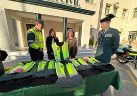 La DGT entrega 39 chalecos airbag a los agentes del Subsector de Tráfico de la Guardia Civil de Cádiz