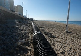 El colector de la playa de Santa María del Mar vuelve a quedar al descubierto