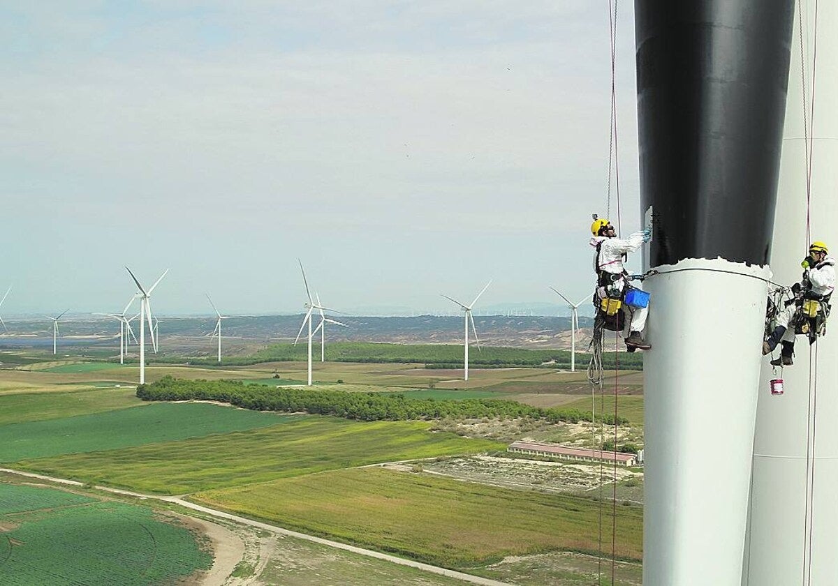 Operarios en las palas de un aerogenerador