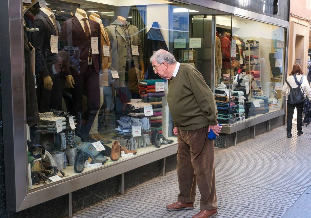 Un hombre mira el escaparate de una tienda de ropa en Cádiz