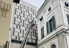 Desprendimiento de una losa en la fachada del Ayuntamiento de El Puerto a causa del temporal