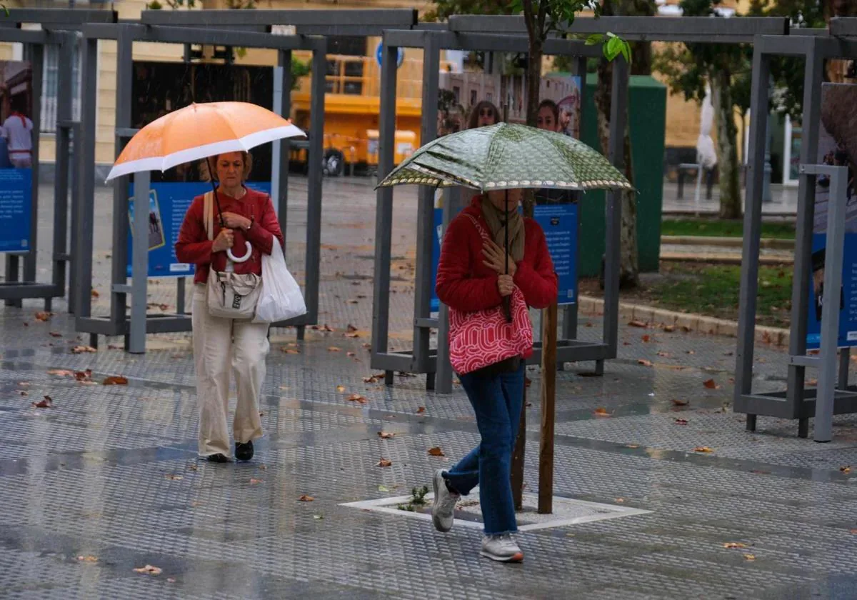 Imagen de dos mujeres bajo la lluvia