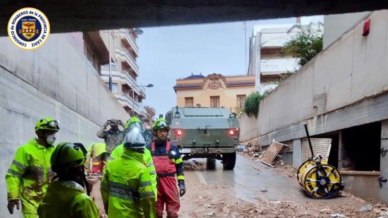 Las imágenes del infatigable trabajo de los bomberos de Cádiz en Valencia tras el paso de la DANA: «Esto supera lo que se ve en la tele»