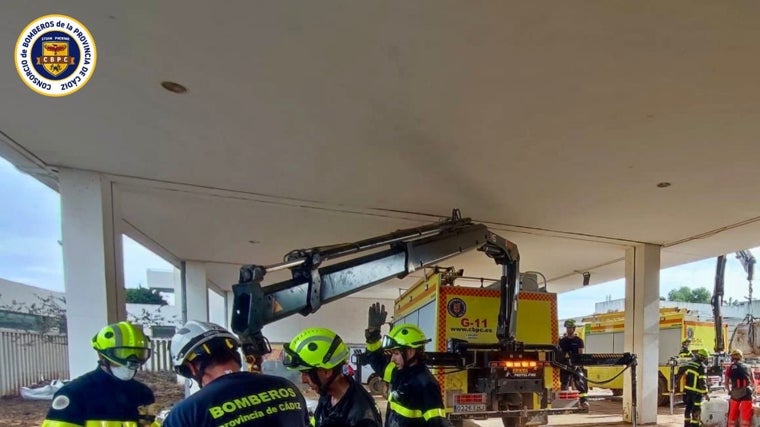 Las imágenes del infatigable trabajo de los bomberos de Cádiz en Valencia tras el paso de la DANA: «Esto supera lo que se ve en la tele»