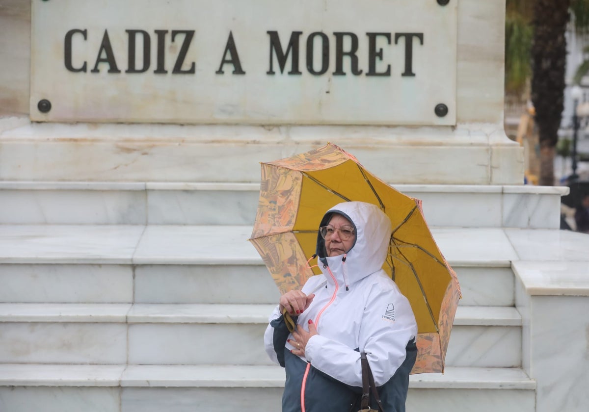 Una mujer bajo la lluvia en la mañana de este jueves.