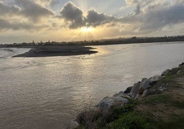 Los vecinos junto al río Guadiaro en San Roque pueden volver a sus casas tras bajar el caudal