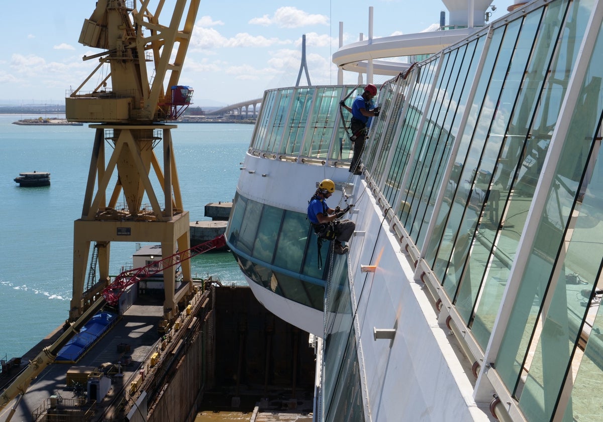 Reparación en el astillero de Cádiz del puente de mando de un crucero