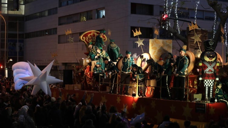 Tres empresas gaditanas se encargarán de engalanar las nueve carrozas de la Cabalgata de Reyes Magos de Cádiz 2025