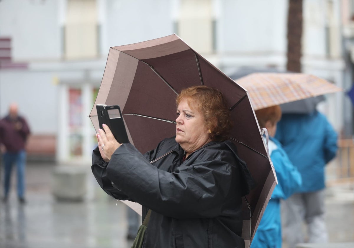 El móvil, como el paraguas, es un gran aliado los días de lluvia