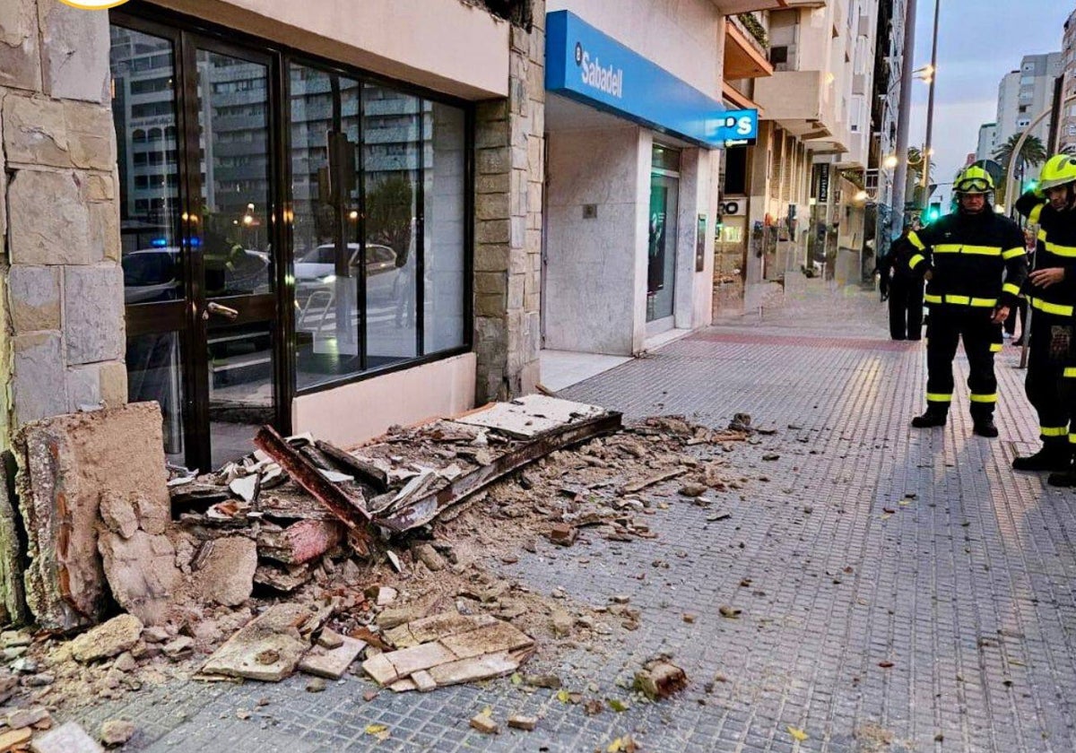 Desprendimiento de una cornisa en la Avenida Cayetano del Toro de Cádiz