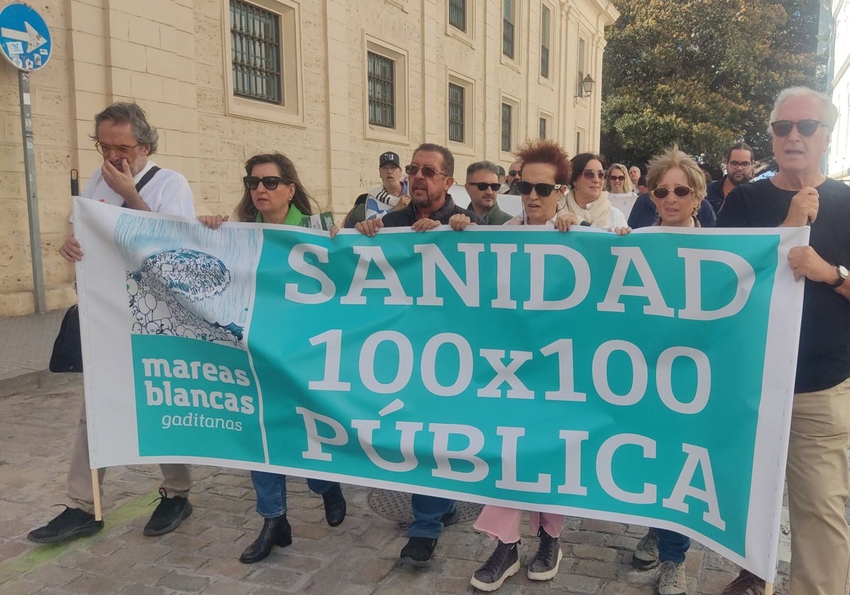 Más de mil personas marchan en Cádiz en defensa de la sanidad pública