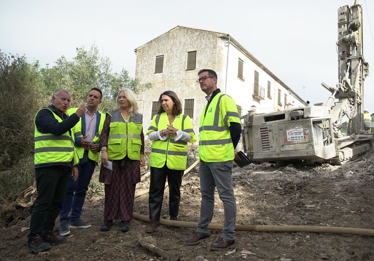 Mercedes Colombo con Carmen Sánchez en las obras de la A-373 en Ubrique.