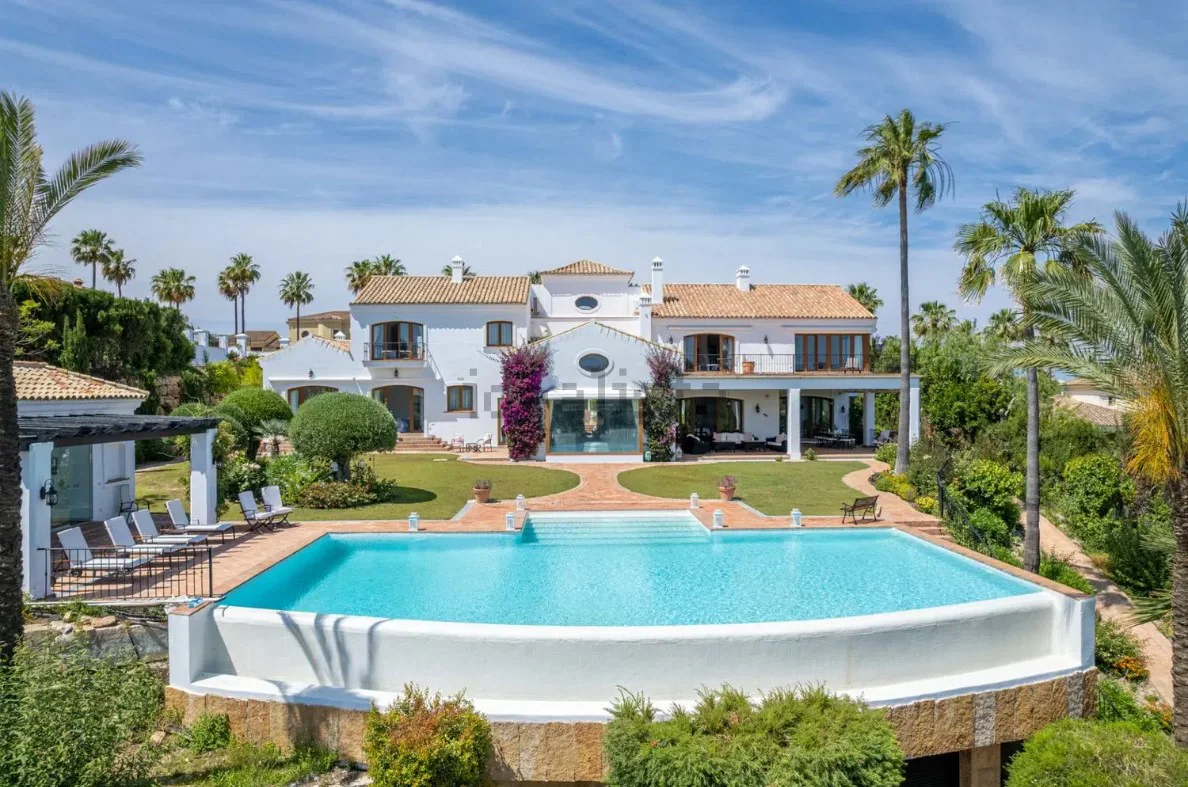 Imagen de la terraza y una de las piscinas de la vivienda