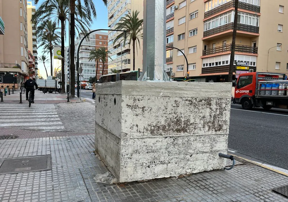 Uno de los bloques que pueden verse estos días en la avenida principal de Cadiz