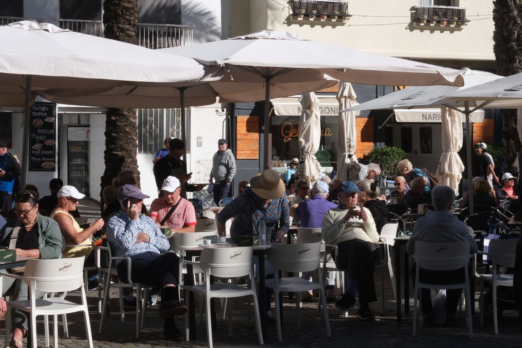 Fotos: Casi 8.000 cruceristas llegan al puerto de Cádiz