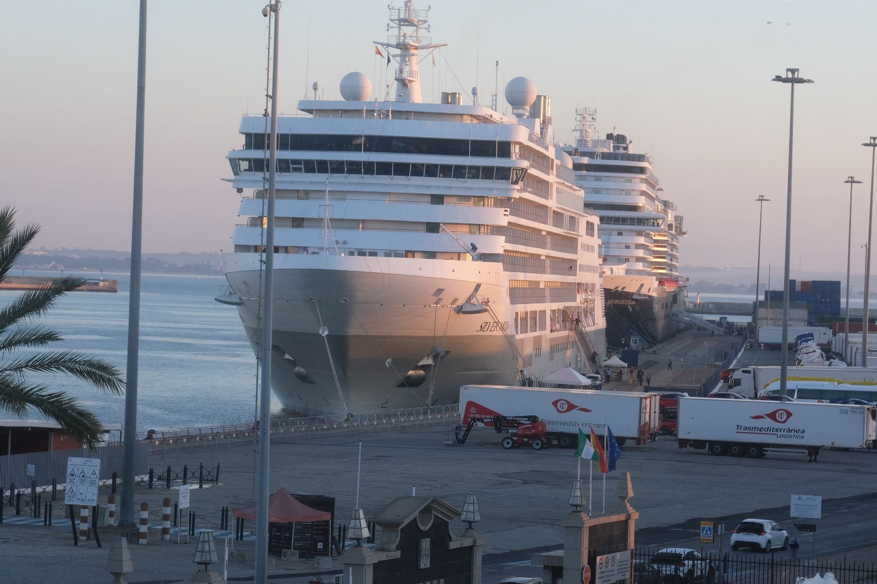 Fotos: Casi 8.000 cruceristas llegan al puerto de Cádiz