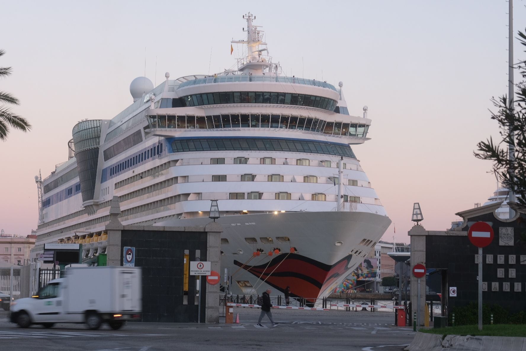 Fotos: Casi 8.000 cruceristas llegan al puerto de Cádiz