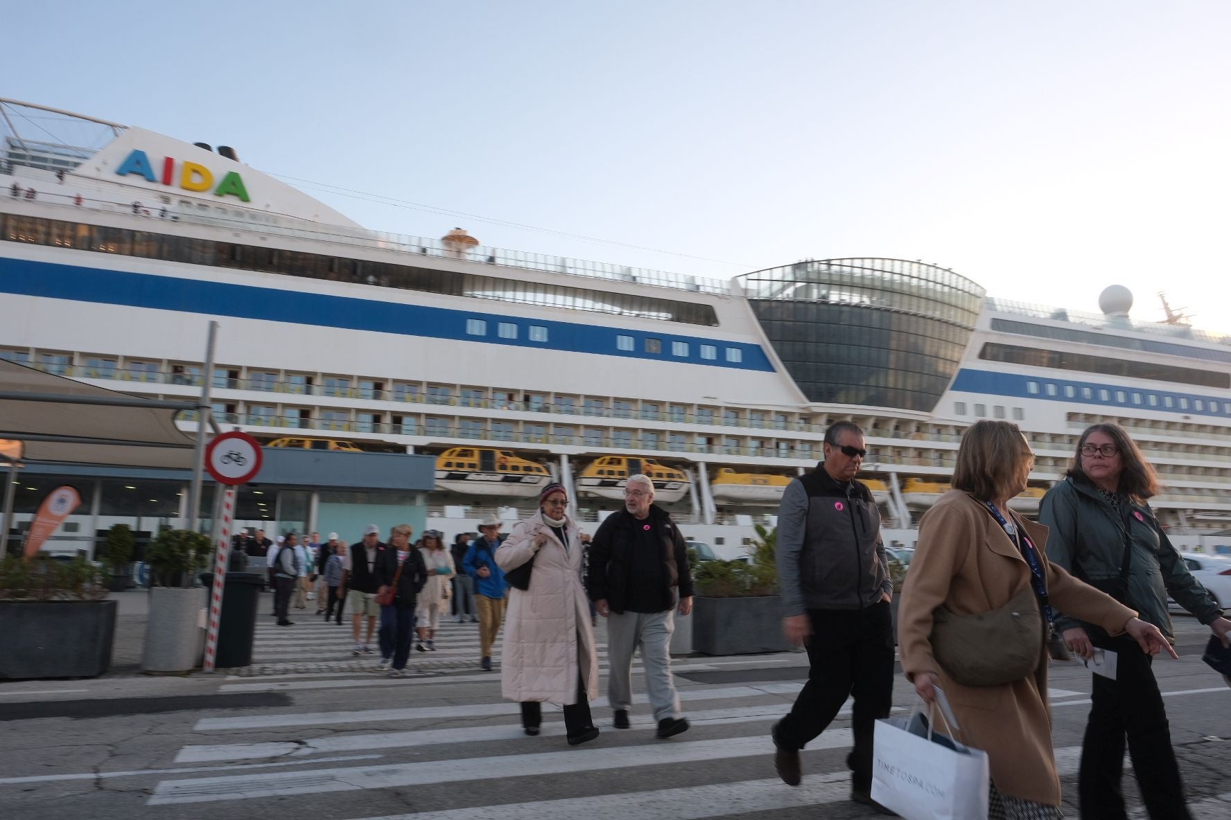 Fotos: Casi 8.000 cruceristas llegan al puerto de Cádiz