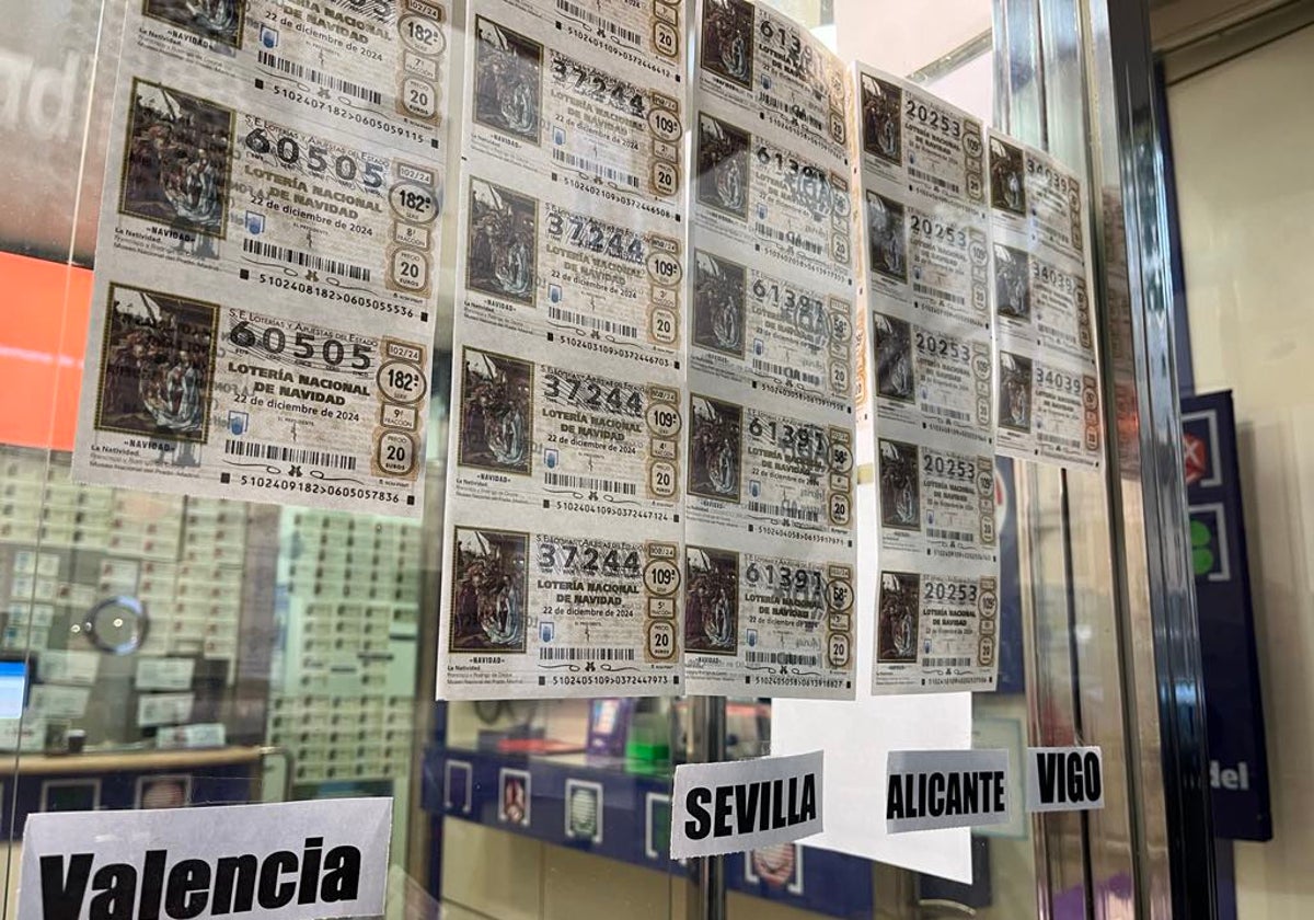 Décimos de Lotería de Navidad de Valencia en la administración número 13 de la calle Acacias, en el barrio de Bahía Blanca de Cádiz