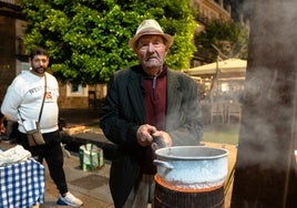 Las castañas de Francisco Gómez que «dan vida»: más de 40 otoños al fogón y la espera de un merecido homenaje