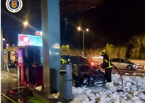 Imagen secundaria 1 - Arde un coche en una gasolinera en Chiclana que tenía ocho petacas de combustible en su interior