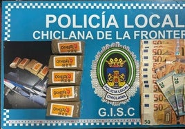 En un ciclomotor por Chiclana con medio kilo de hachís y más de 1.300 euros en metálico