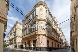 A la venta uno de los edificios más espectaculares de Cádiz: 19 habitaciones, más de 700 metros cuadrados y está en pleno centro