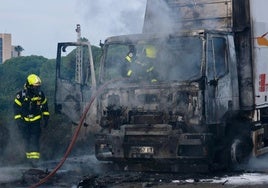 Arde un camión junto a Los Toruños y el acceso al Campus de la Universidad de Cádiz en Puerto Real