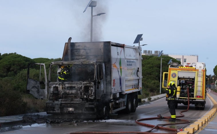 Imagen principal - Momento de la intervención de bomberos