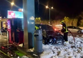 Dos personas se dieron a la fuga tras salir ardiendo el coche con petacas en la gasolinera de Chiclana