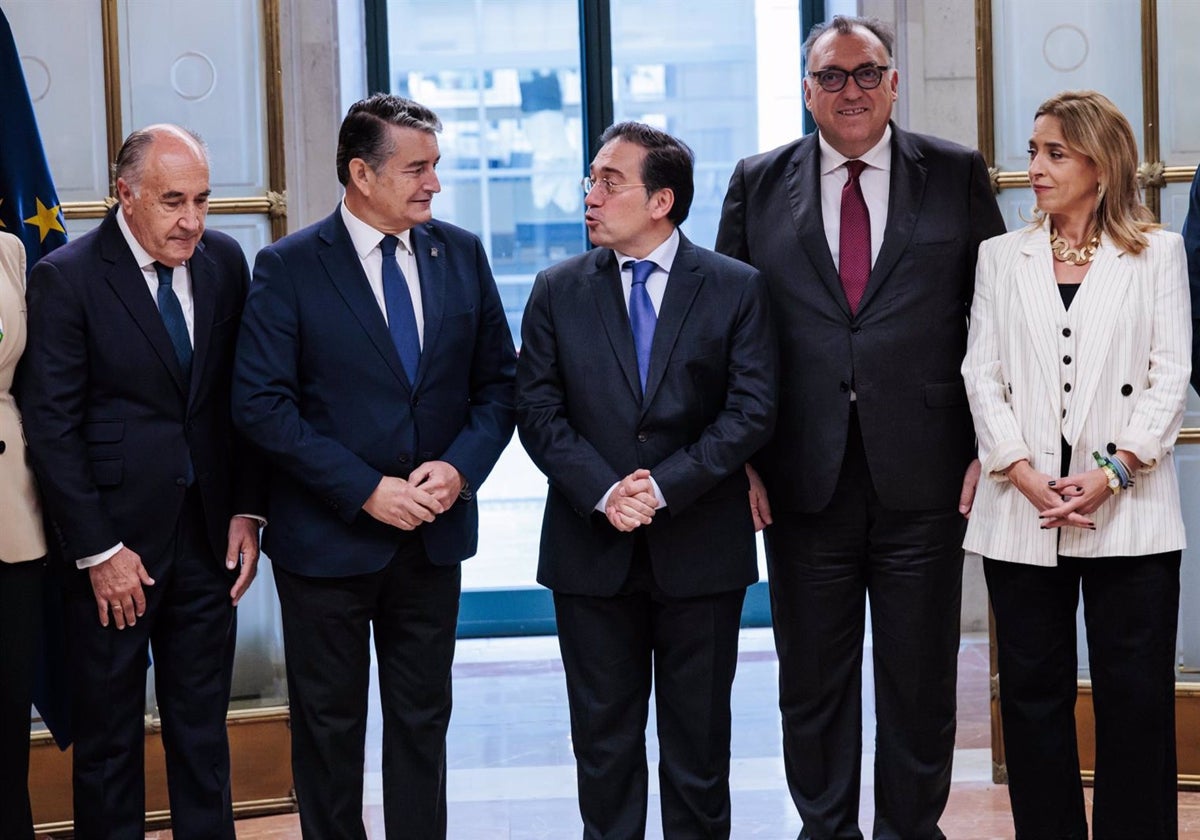 El ministro Albares junto a Landaluce, Antonio Sanz, Arturo Bernal y ALmudena Martínez en uno de los encuentros sobre Gibraltar