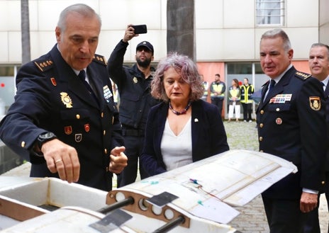 Imagen secundaria 1 - Uno de los narcodrones interceptados. El comisario jefe de Algeciras, Francisco Javier López Matesanz, la subdelegada del Gobierno, Blanca Flores Cueto, durante la rueda de prensa donde han informado de la investigación realizada. Imagen nocturna de los detenidos.