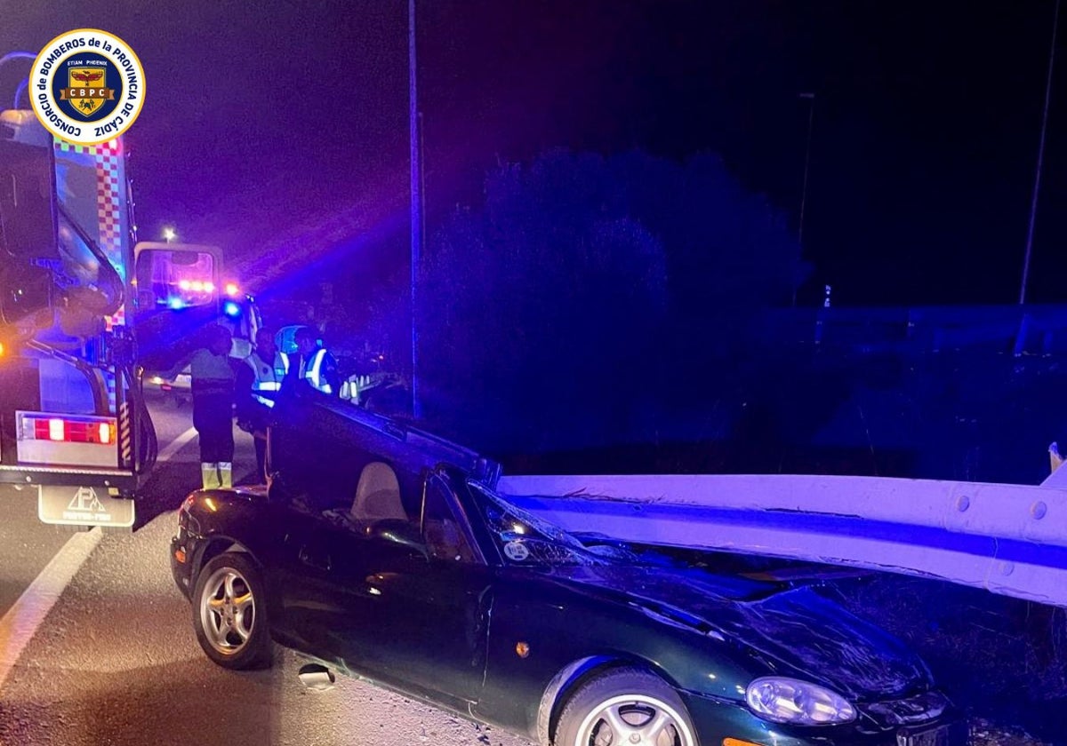 Un coche queda atrapado bajo el quitamiedos de una carretera en Algeciras.