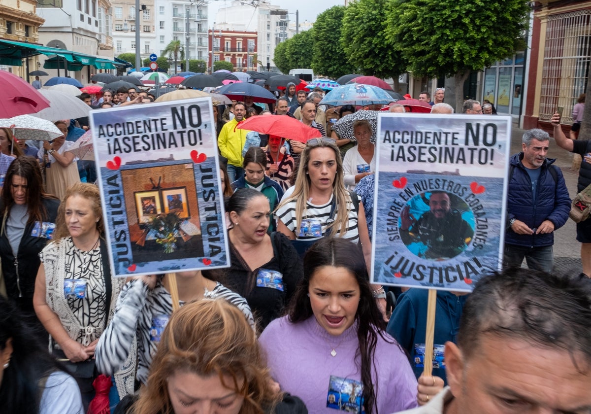 Concentración por los guardias civiles asesinados en Barbate.