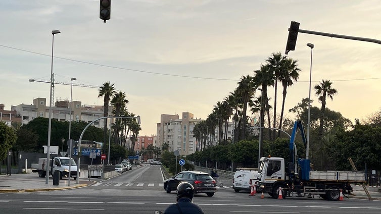 Colocan el demandado semáforo en la nueva avenida transversal de Cádiz