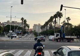 Colocan el demandado semáforo en la nueva avenida transversal de Cádiz