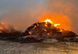 Arden más de 500 toneladas de heno en una finca en Medina