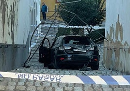 Un coche se cae por las escaleras en Sanlúcar