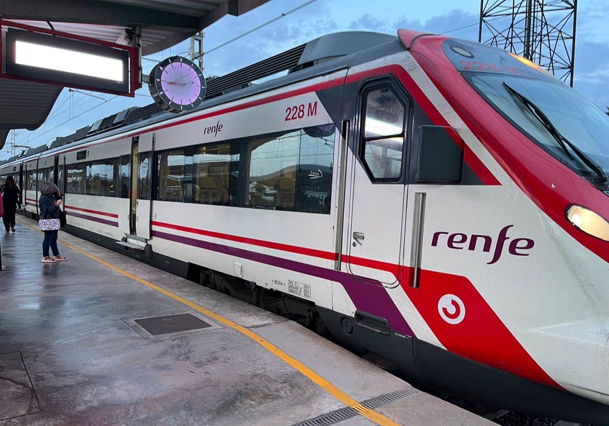 Tren de Cercanías en la estación de Renfe de San Fernando