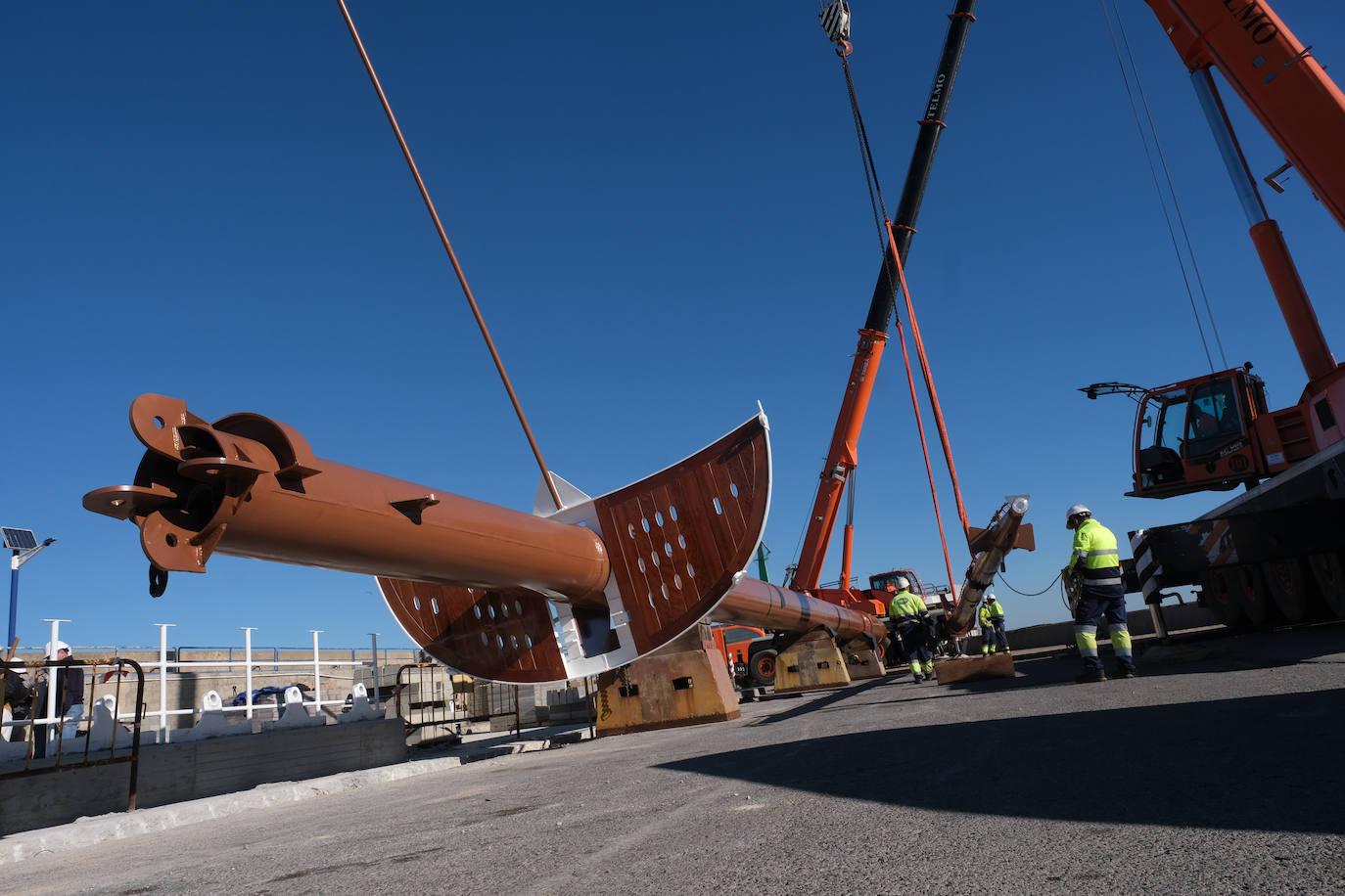 Así ha sido la llegada del mástil del &#039;Elcano&#039; a Cádiz