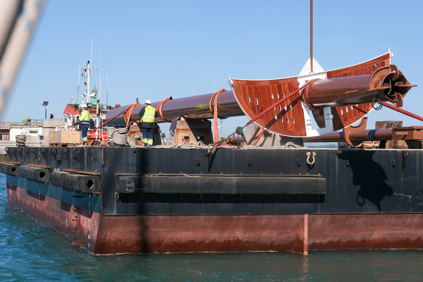 Así ha sido la llegada del mástil del &#039;Elcano&#039; a Cádiz