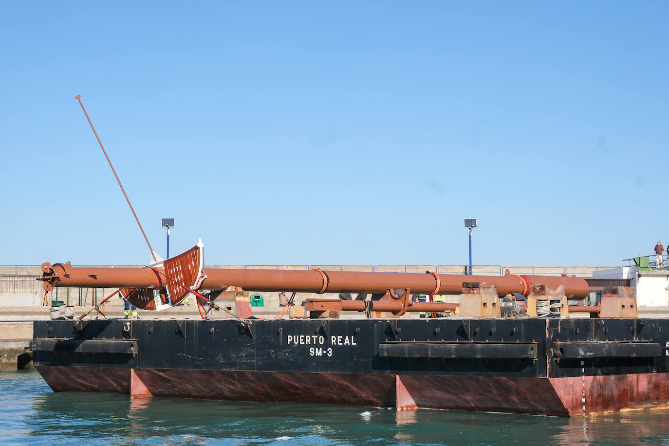 Así ha sido la llegada del mástil del &#039;Elcano&#039; a Cádiz