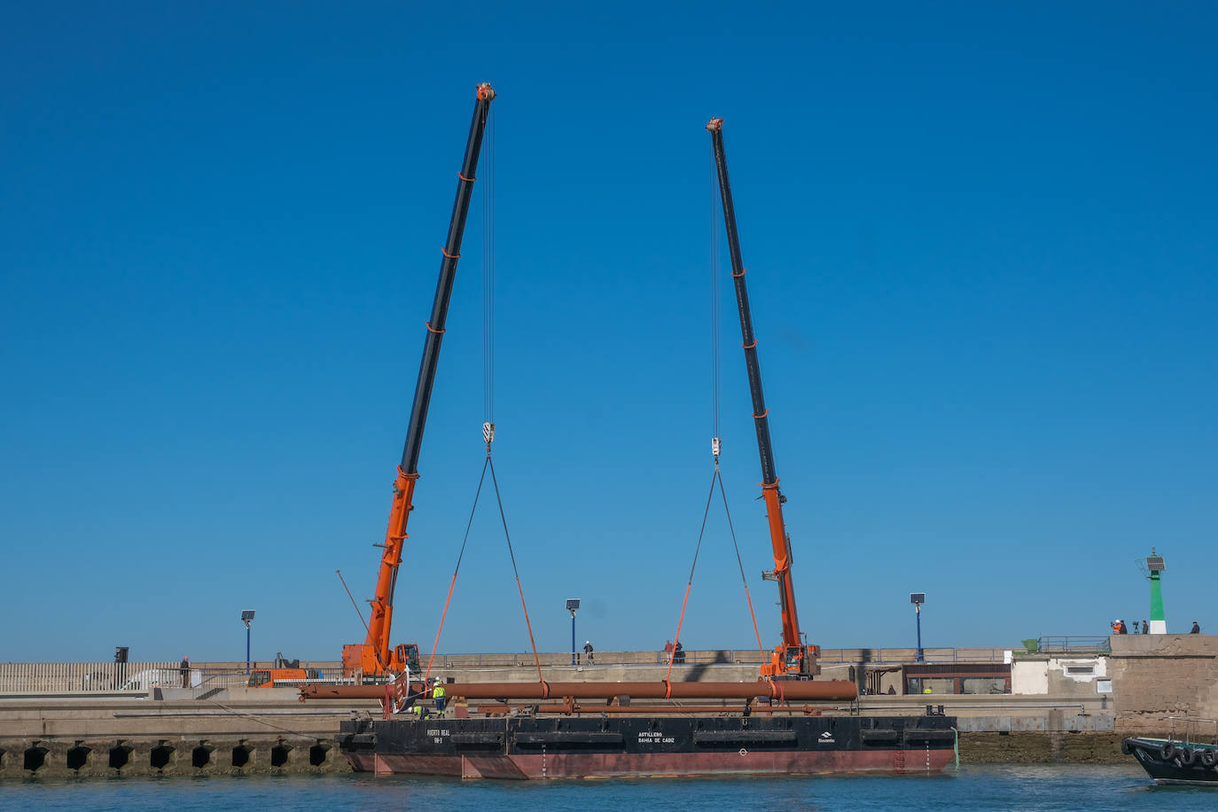 Así ha sido la llegada del mástil del &#039;Elcano&#039; a Cádiz