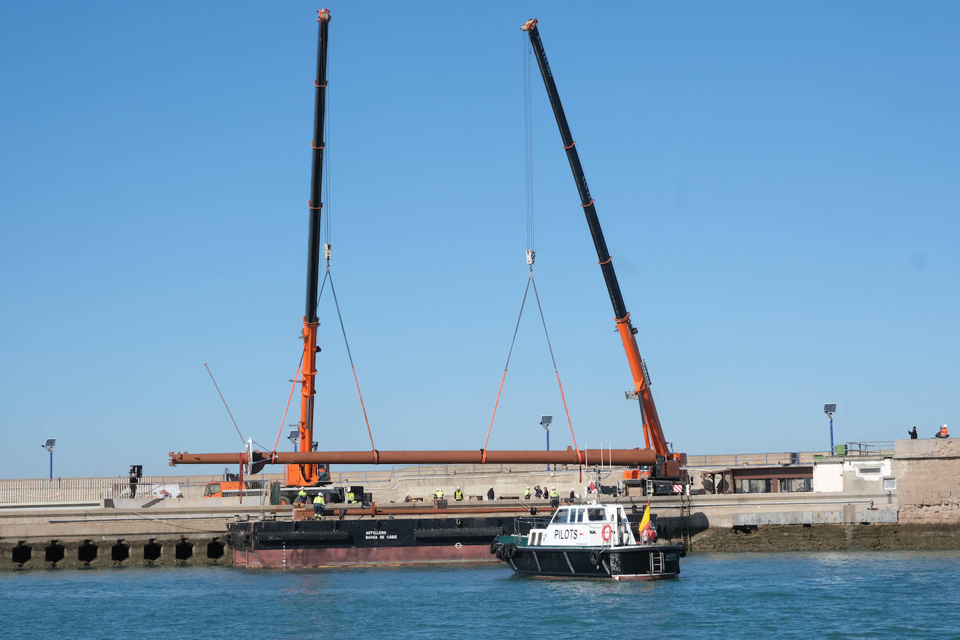 Así ha sido la llegada del mástil del &#039;Elcano&#039; a Cádiz