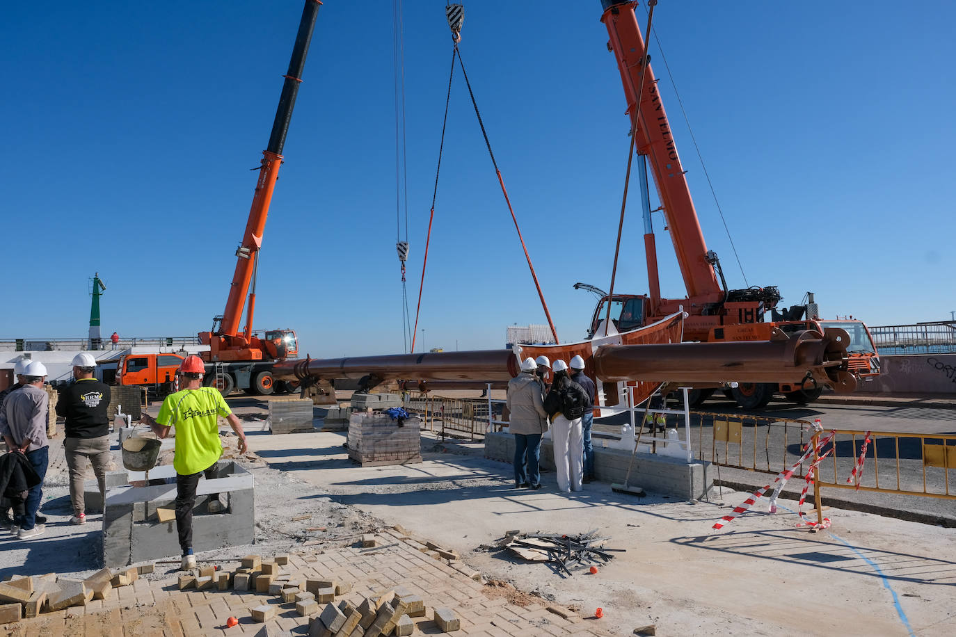 Así ha sido la llegada del mástil del &#039;Elcano&#039; a Cádiz