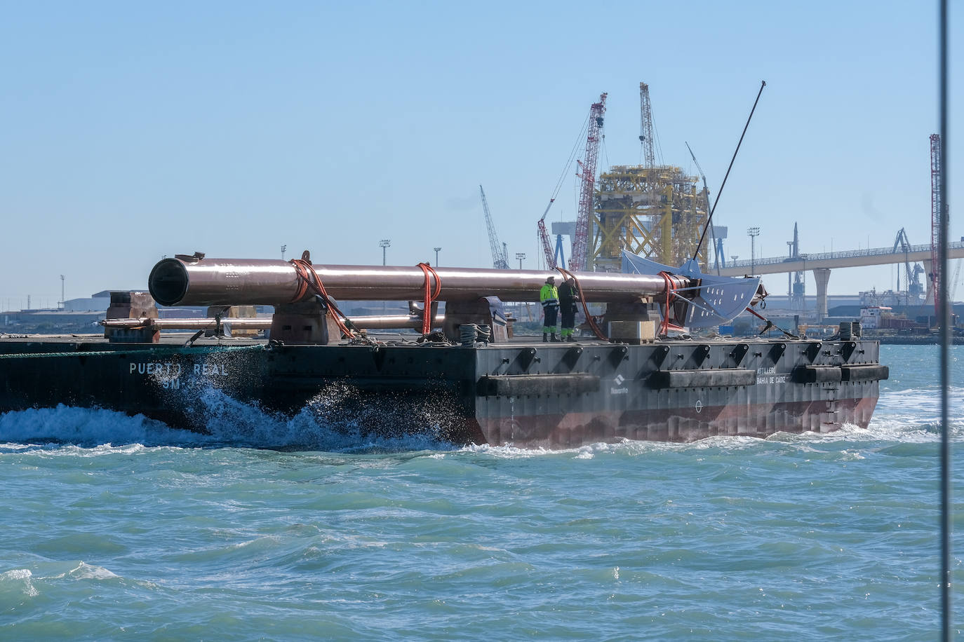 Así ha sido la llegada del mástil del &#039;Elcano&#039; a Cádiz