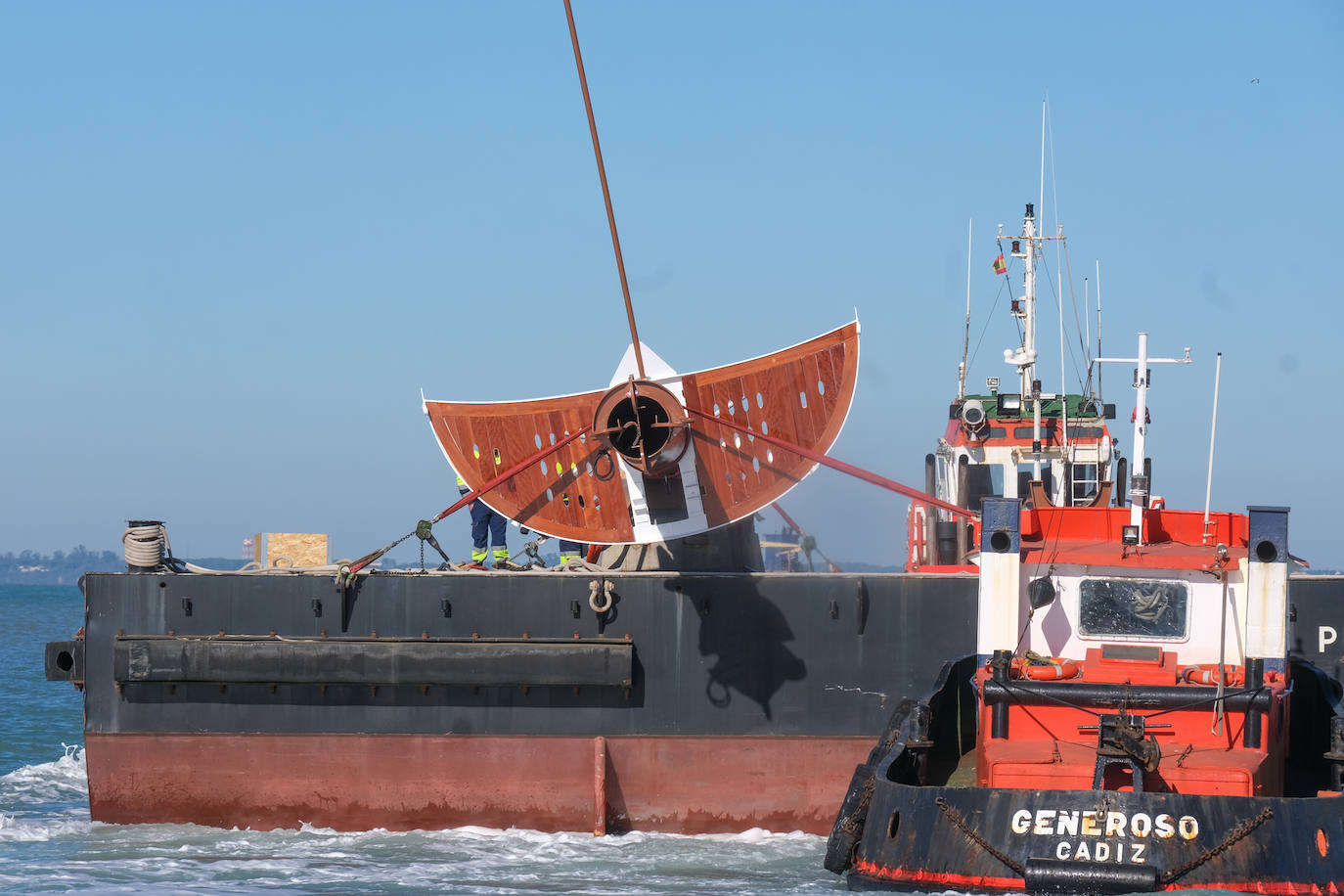 Así ha sido la llegada del mástil del &#039;Elcano&#039; a Cádiz