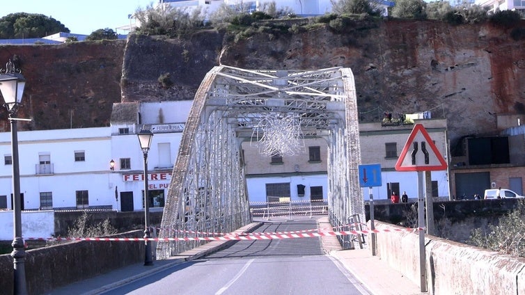 «Un fuerte crujido» obliga a cerrar el puente de hierro de San Miguel en Arcos