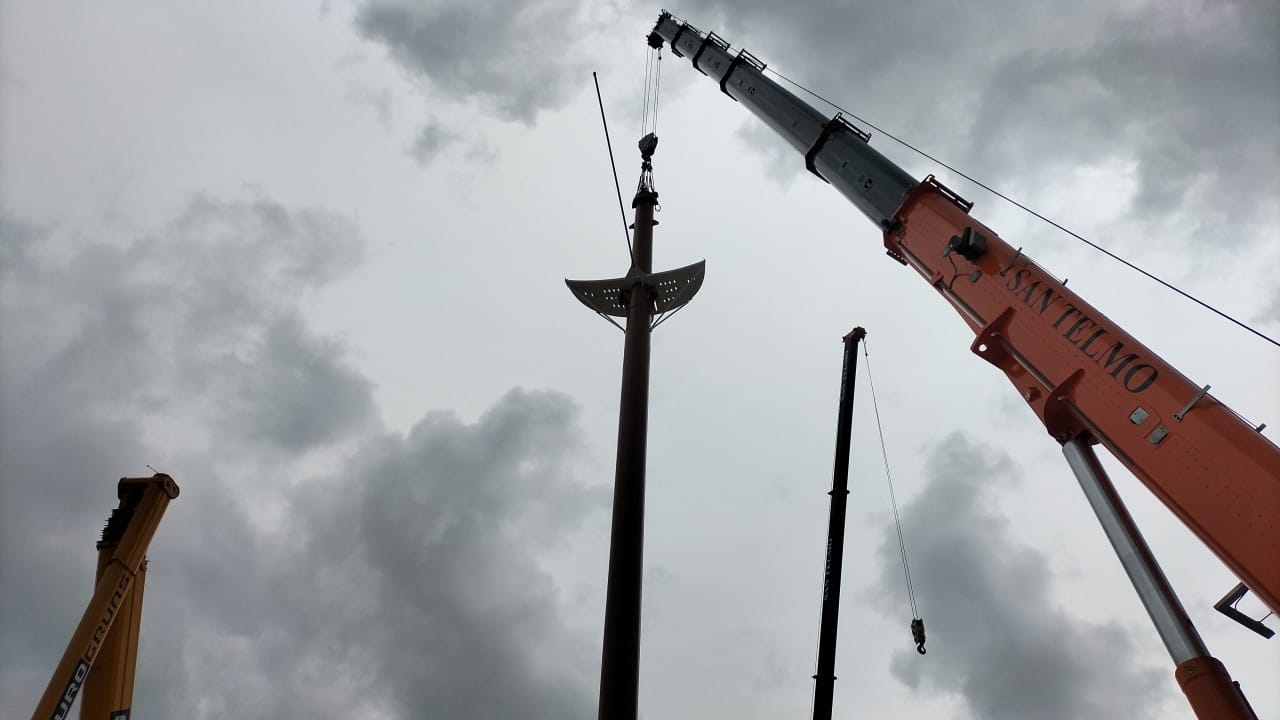 El mástil del &#039;Elcano&#039; es izado en la Punta San Felipe de Cádiz