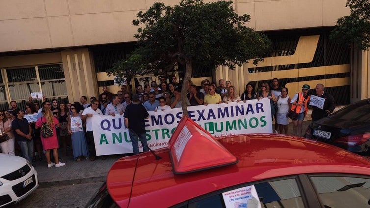 Atasco en las autoescuelas de Cádiz por la falta de funcionarios examinadores: «Es la pescadilla que se muerde la cola»